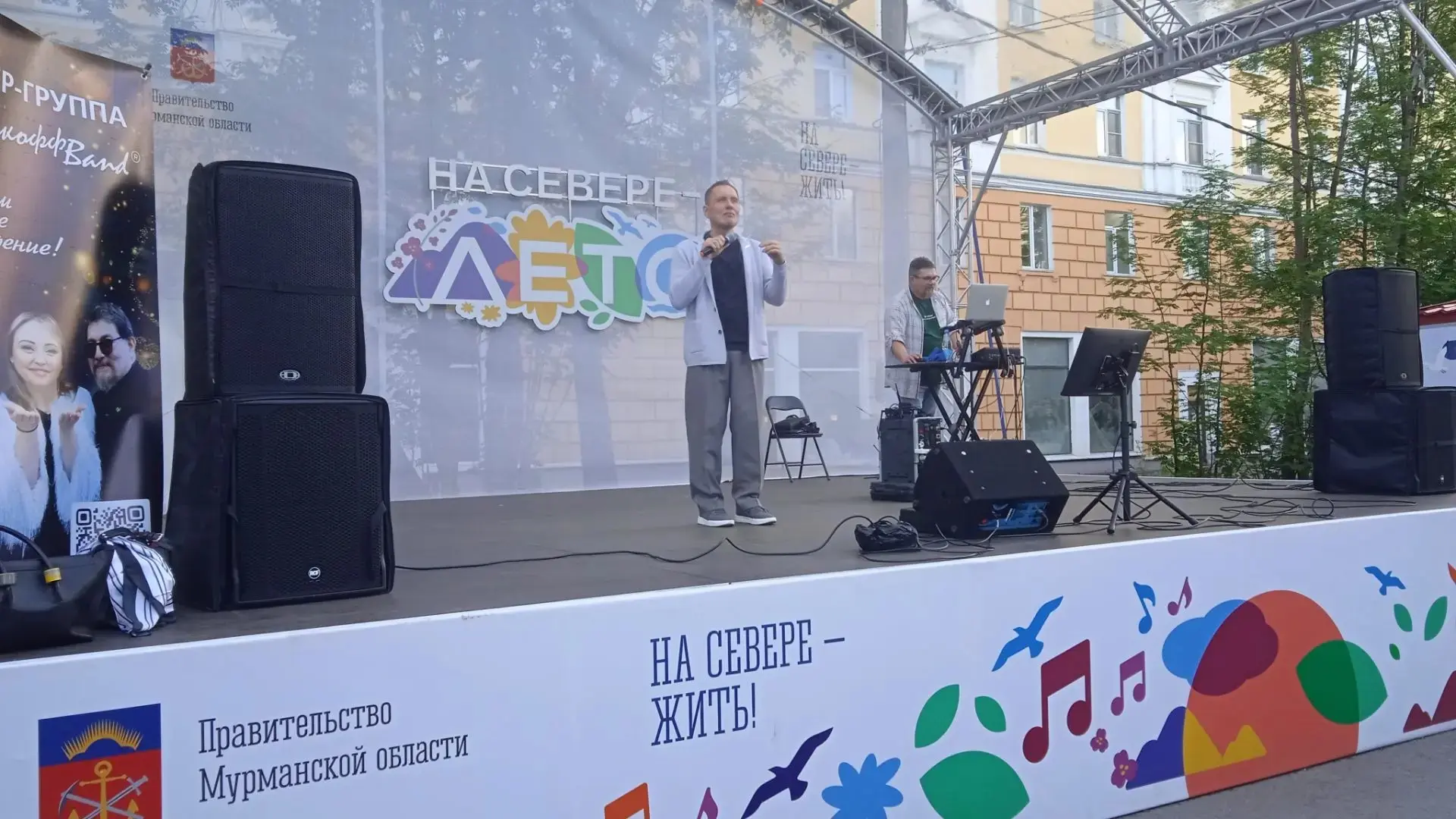 Андрей Кулыбко исполняет авторские песни