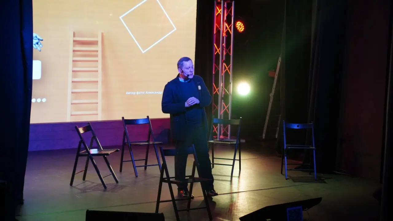 Андрей Кулыбко во время авторского спектакля